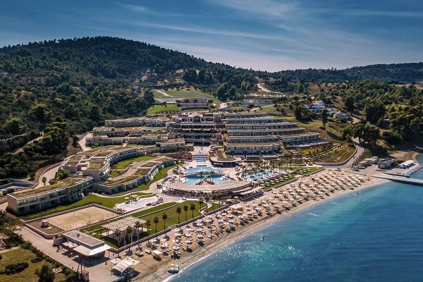 ξενοδοχείο με γήπεδο τένις στη Χαλκιδική